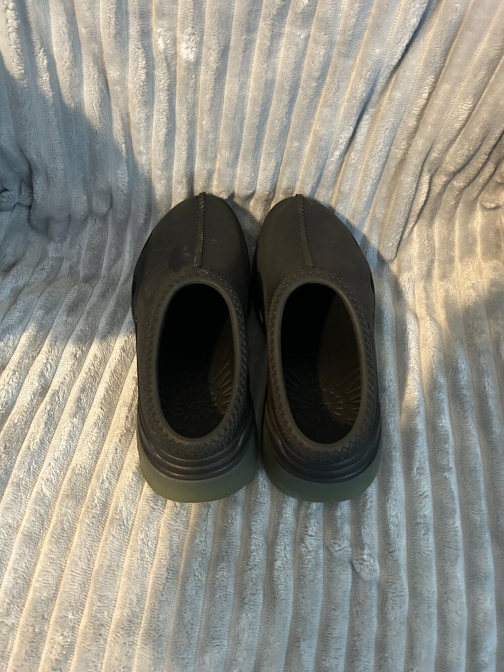 UGG - Picture 2 of 3